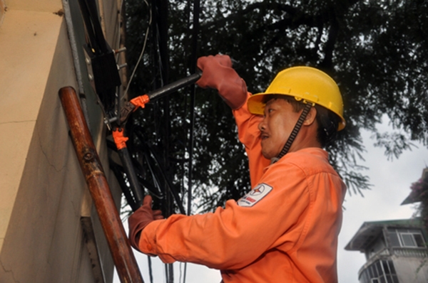 EVN HANOI tập trung chỉ đạo đẩy mạnh ứng phó với cơn bão số 3 (Dianmu)